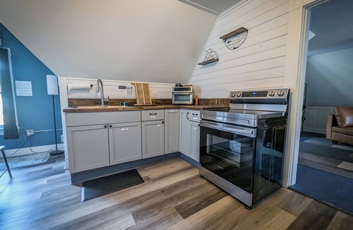 Antrim House | Rustic & Renovated Hot Tub/Game Room Sleeps 8ppl