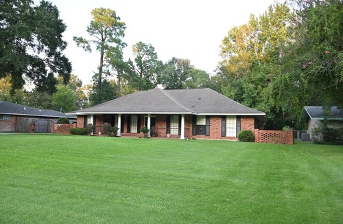 Broadmoor House | Rustic Retreat 5‑BR Home w/Backyard Oasis + Fire Pit