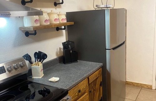 Carlsbad House | Rustic Retreat Cozy 2BR Fast Wi-Fi, Private Yard, Fully Stocked!