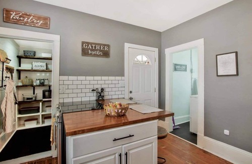 Wichita House | Rustic Retreat - Cute and Cozy! King! Centrally located