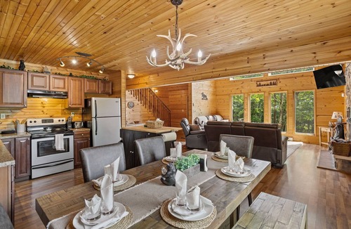 Mount Pocahontas House | Rustic Retreat - Fire-pit, Hot-Tub and more!