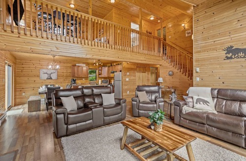Mount Pocahontas House | Rustic Retreat - Fire-pit, Hot-Tub and more!