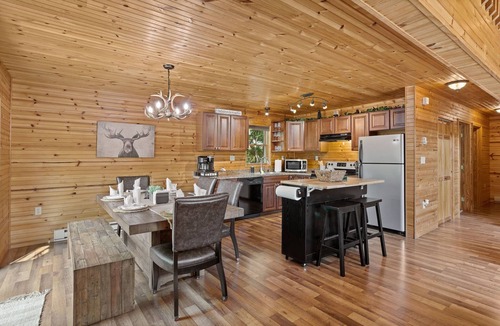 Mount Pocahontas House | Rustic Retreat - Fire-pit, Hot-Tub and more!