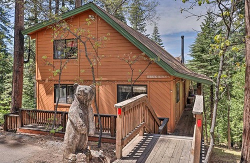 Arnold House | Rustic Retreat - Hideout with Community Perks