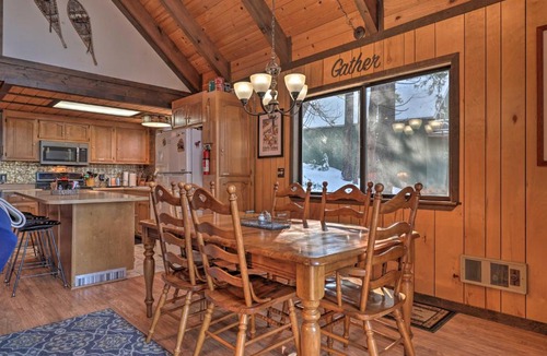 Arnold House | Rustic Retreat - Hideout with Community Perks