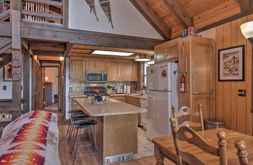 Arnold House | Rustic Retreat - Hideout with Community Perks