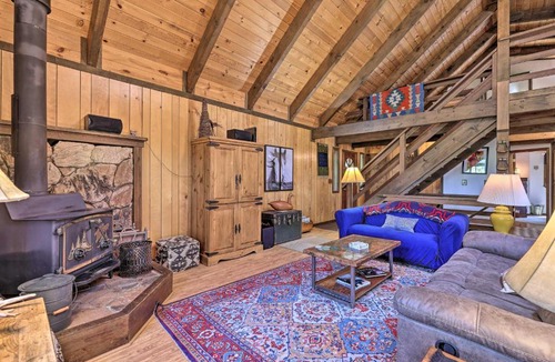 Arnold House | Rustic Retreat - Hideout with Community Perks