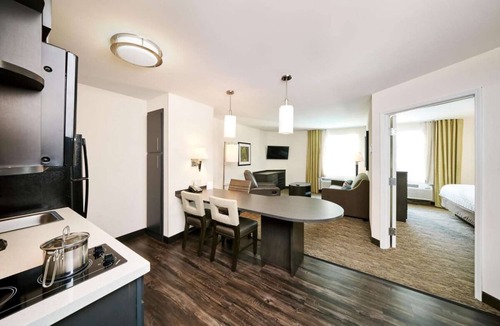 South Hills Hotel | Rustic Retreat near Pittsburgh! 4 Relaxing Units, Full Kitchen, Pets Allowed!