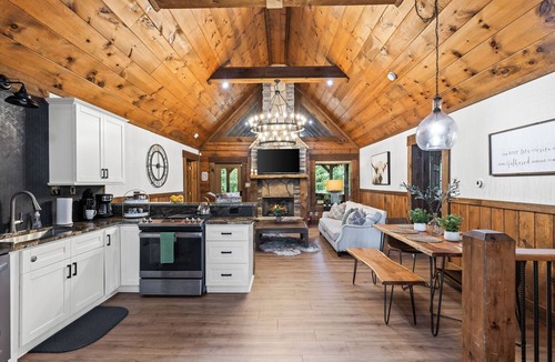 Cashes Valley Cabin | Rustic Retreat Private, Hot-Tub, Fire-Pit, Games