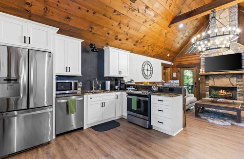 Cashes Valley Cabin | Rustic Retreat Private, Hot-Tub, Fire-Pit, Games