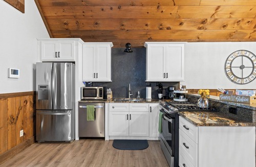 Cashes Valley Cabin | Rustic Retreat Private, Hot-Tub, Fire-Pit, Games