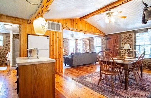 San Marcos Cabin | Rustic Retreat: Tub, Firepit, Porch Swings & Pool
