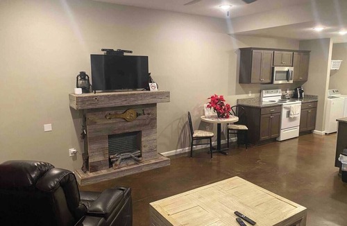 Jonesboro Apartment | Rustic Retreat w/king - close to downtown : C