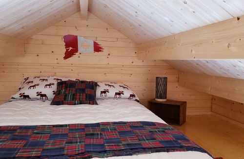Blind River Cabin | Rustic retreat ( water access only) 12 min North of Blind River