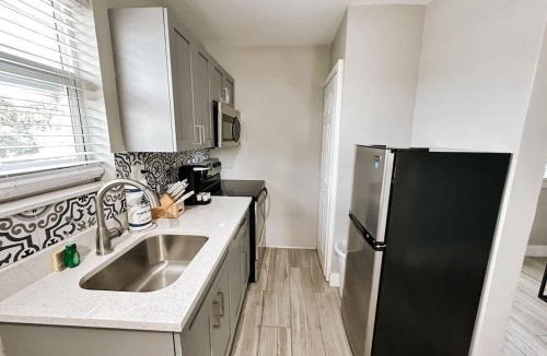 Poinciana Park Apartment | Rustic Retreats Cozy 1BR for 4 guests minutes from Las Olas