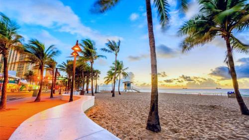 Poinciana Park Apartment | Rustic Retreats Cozy 1BR for 4 guests minutes from Las Olas