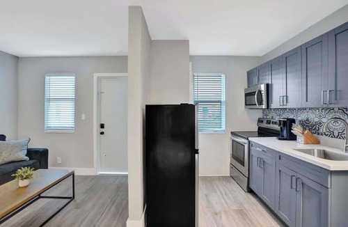 Poinciana Park Apartment | Rustic Retreats 1BR minutes from Las Olas