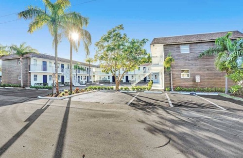 Poinciana Park Apartment | Rustic Retreats 1BR minutes from Las Olas
