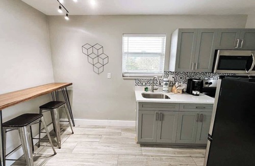 Poinciana Park Apartment | Rustic Retreats minutes from Las Olas #20