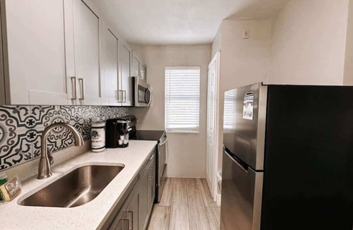 Poinciana Park Apartment | Rustic Retreats 1BR Minutes From Las Olas