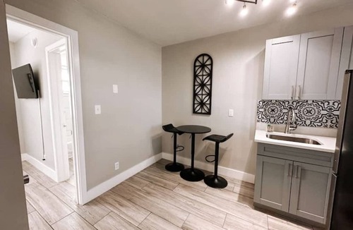 Poinciana Park Apartment | Rustic Retreats 1BR Minutes From Las Olas