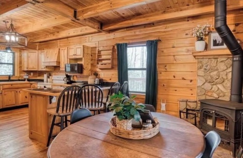 Ellijay Cabin | Rustic Ridge- A cozy 2-bedroom+loft cabin outside Elijay w/hottub, firepit.