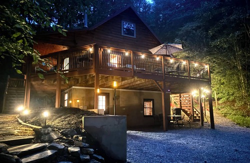 Ellijay Cabin | Rustic Ridge- A cozy 2-bedroom+loft cabin outside Elijay w/hottub, firepit.