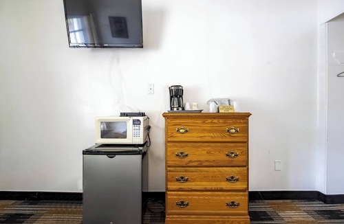 Cherokee Hotel | Rustic Room Ideal for Nature Retreats, Mountain Trails & Scenic Riverside Stays