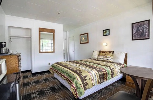 Cherokee Hotel | Rustic Room Ideal for Nature Retreats, Mountain Trails & Scenic Riverside Stays