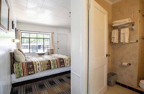 Cherokee Hotel | Rustic Room Ideal for Nature Retreats, Mountain Trails & Scenic Riverside Stays