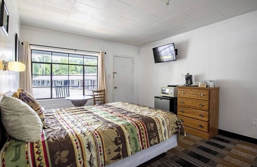 Cherokee Hotel | Rustic Room Ideal for Nature Retreats, Mountain Trails & Scenic Riverside Stays