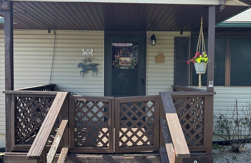 Urbana House | Rustic Roost Retreat, petfriendly, small town, lake river conservation area near
