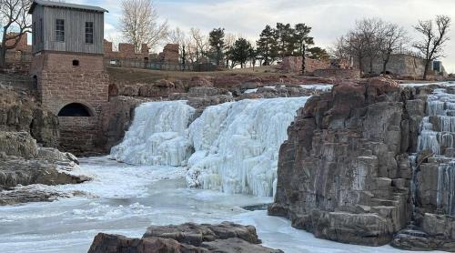 Buffalo Ridge House | Rustic Shadows - Sioux Falls Escape, Firepit, Pet Friendly!