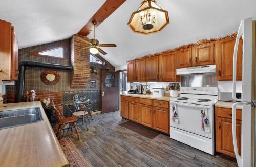 Buffalo Ridge House | Rustic Shadows - Sioux Falls Escape, Firepit, Pet Friendly!