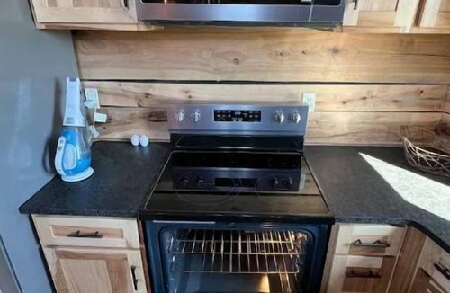 Lewistown Cabin | Rustic Silo Home, Huge Shower, Kitchen, Grill, Fire pit and Sunsets.