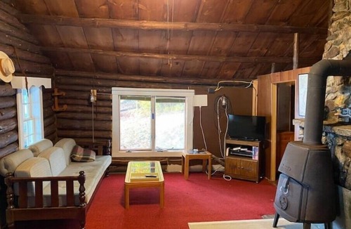 Kents Hill Cabin | Rustic, spacious log cabin on Echo Laken