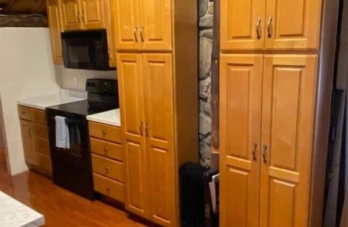 Kents Hill Cabin | Rustic, spacious log cabin on Echo Laken