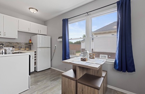 Aurora Apartment | Rustic Spacious Studio/Aurora area/Sleeps 2/Pet Friendly/FREE WI-FI & Parking
