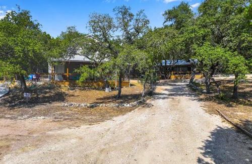 Bulverde House | Rustic Star Farmhouse at Moonlight Getaway