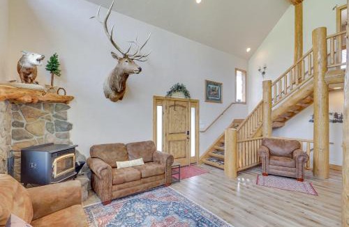Sterling House | Rustic Sterling Cabin Walk to Palisade Lake!