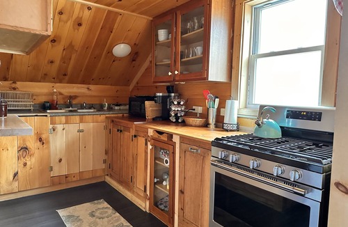 Waterbury Center Apartment | Rustic Studio with tiny home feel