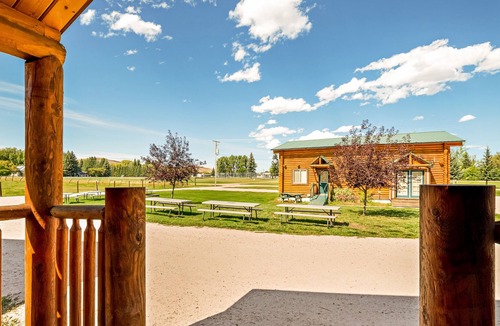 St. Charles Cabin | Rustic studio w/ a kitchenette plus shared sports courts, grills, & more