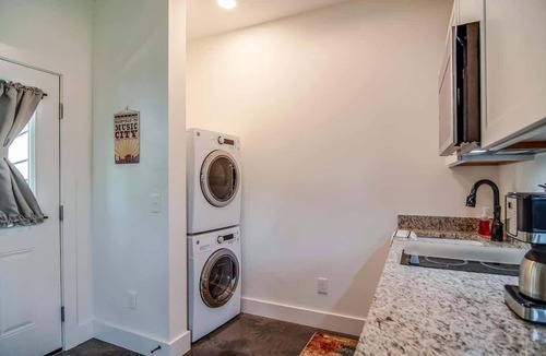 Edgehill Apartment | Rustic Studio Walkable to Music Row