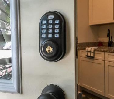 Edgehill Apartment | Rustic Studio Walkable to Music Row! by Stay Local Nashville