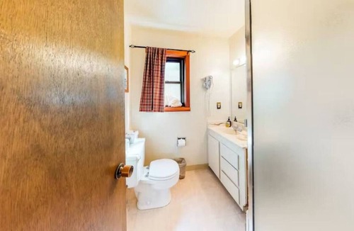 Tahoe Vista Apartment | Rustic studio with pool and private beach access