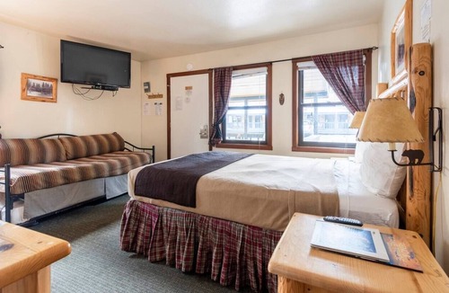 Tahoe Vista Apartment | Rustic studio with pool and private beach access
