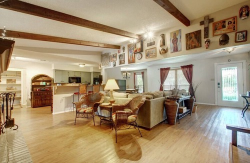 Pecan Springs Springdale House | ⭐️Rustic TexMex Home⭐️Close to Downtown⭐️Big Pool⭐️