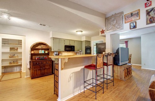 Pecan Springs Springdale House | ⭐️Rustic TexMex Home⭐️Close to Downtown⭐️Big Pool⭐️