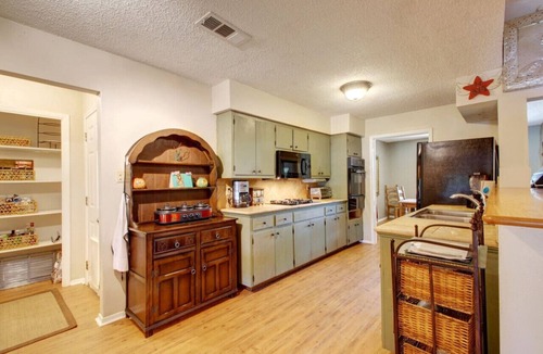 Pecan Springs Springdale House | ⭐️Rustic TexMex Home⭐️Close to Downtown⭐️Big Pool⭐️