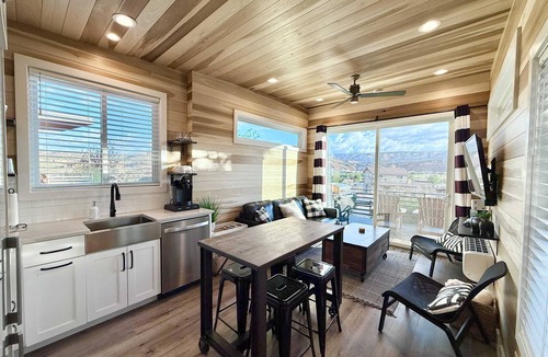 Escalante House | Rustic Tiny Home Near Grand Staircase–Sleeps 6
